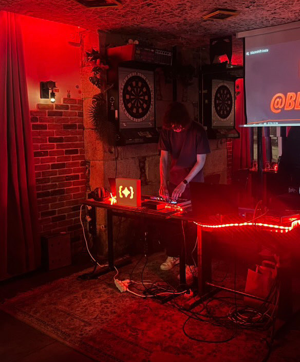 Hugo Louju durant son set electro